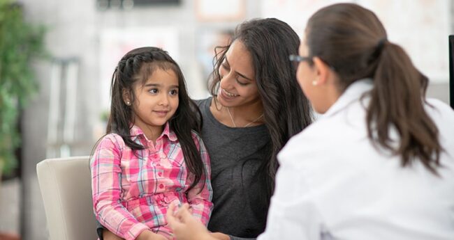 ChildrensHealth_2022-0804_ChildrenFearDoctorsHelp happy child interacting with medical provider
