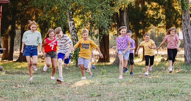 Parenting_20220422_HowGetReadyForSleepawaySummer kids running toward camera at a summer camp